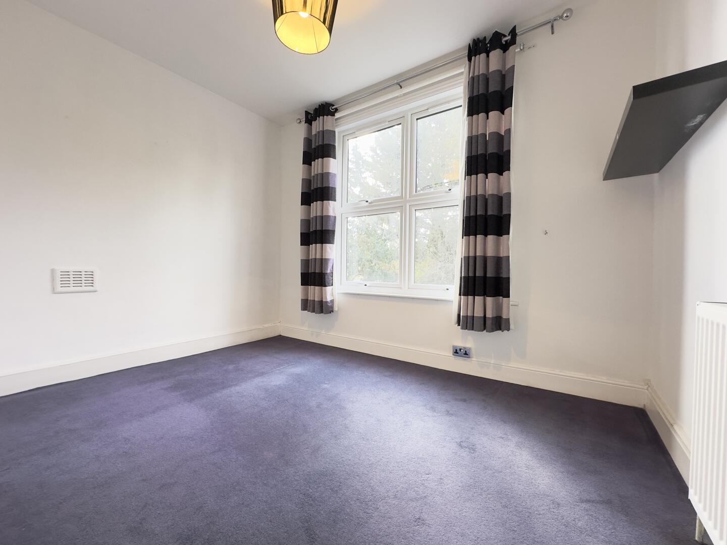 3 bed property in Eaton Park Road, London